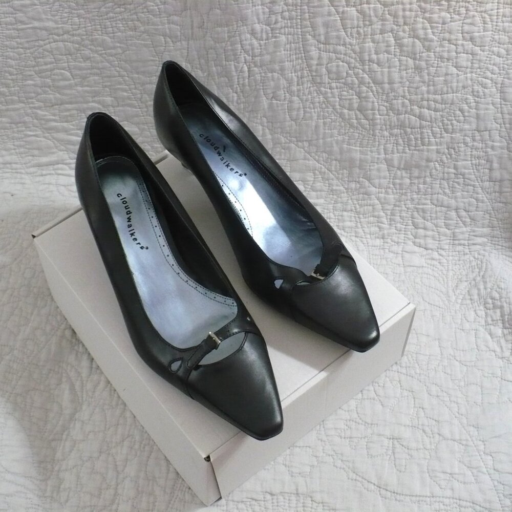CLOUDWALKERS BLACK POINTY TOE PUMPS WITH CUTOUT AND BOW- SIZE 13W
